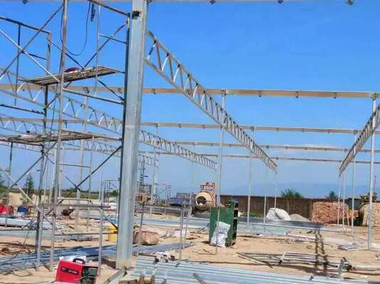 گلخانه ی فیلم پی ای با کشش مداوم، برای افزایش و تسریع در رسیدن سبزیجات استفاده می شود