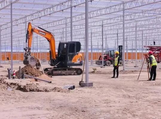 گلخانه ای از پلی اتیلن برای پرورش گل های با کیفیت بالا